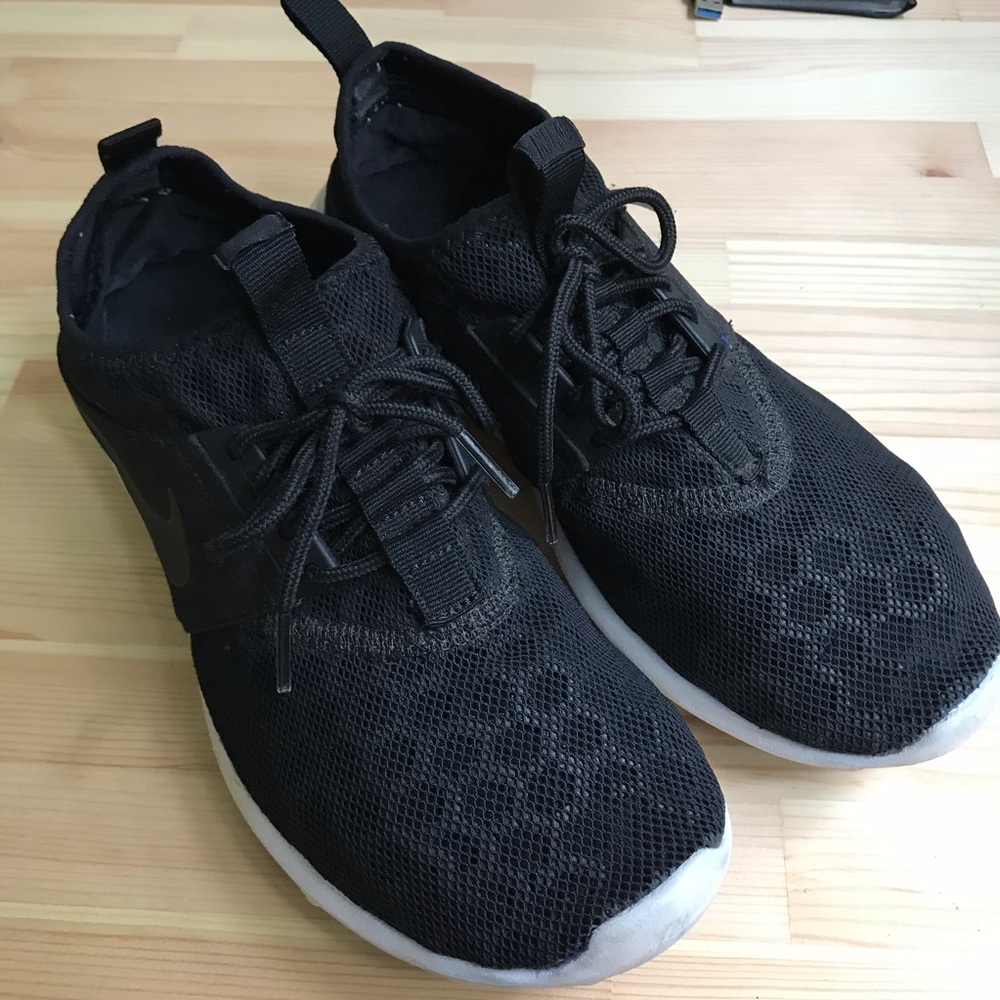 Nike Roshe Sneakers